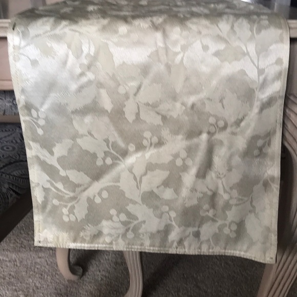 5/$15 - 🎄ST. NICHOLAS SQUATE Holiday Table Runner - Picture 2 of 6